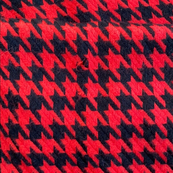 Black and red houndstooth patterned fringed scarf - Picture 4 of 6